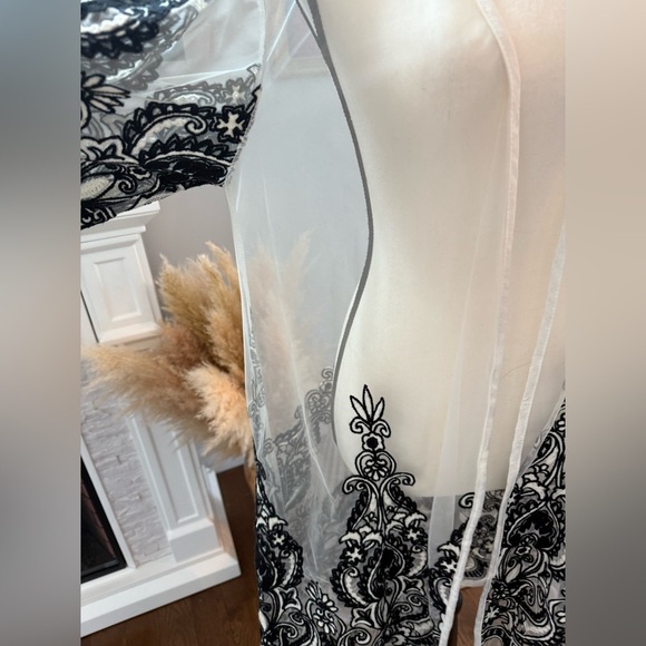 Elegant Sheer Black and White Embroidered Kimono BNWT - Picture 9 of 11